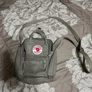 Mini FJALLRVEN KANKEN grey bag. Crossbody strap and carry strap.